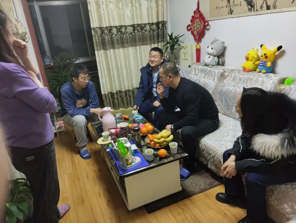 关爱员工冷暖 传递组织温情——多宝网页版_多宝(中国)组织开展员工家访活动(图2)