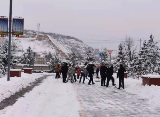 瑞雪兆丰年 扫雪保安全——多宝网页版_多宝(中国)团委组织开展积雪清扫活动(图2)