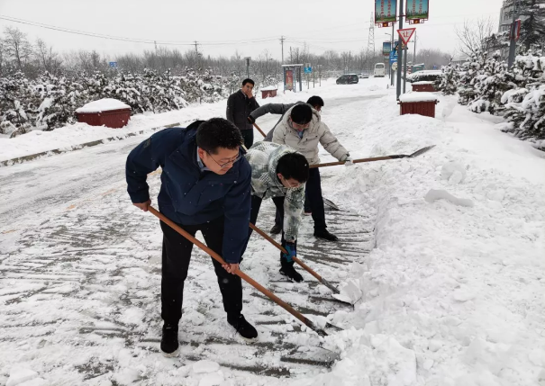 多宝网页版_多宝(中国)组织全体员工扫雪除冰(图2)