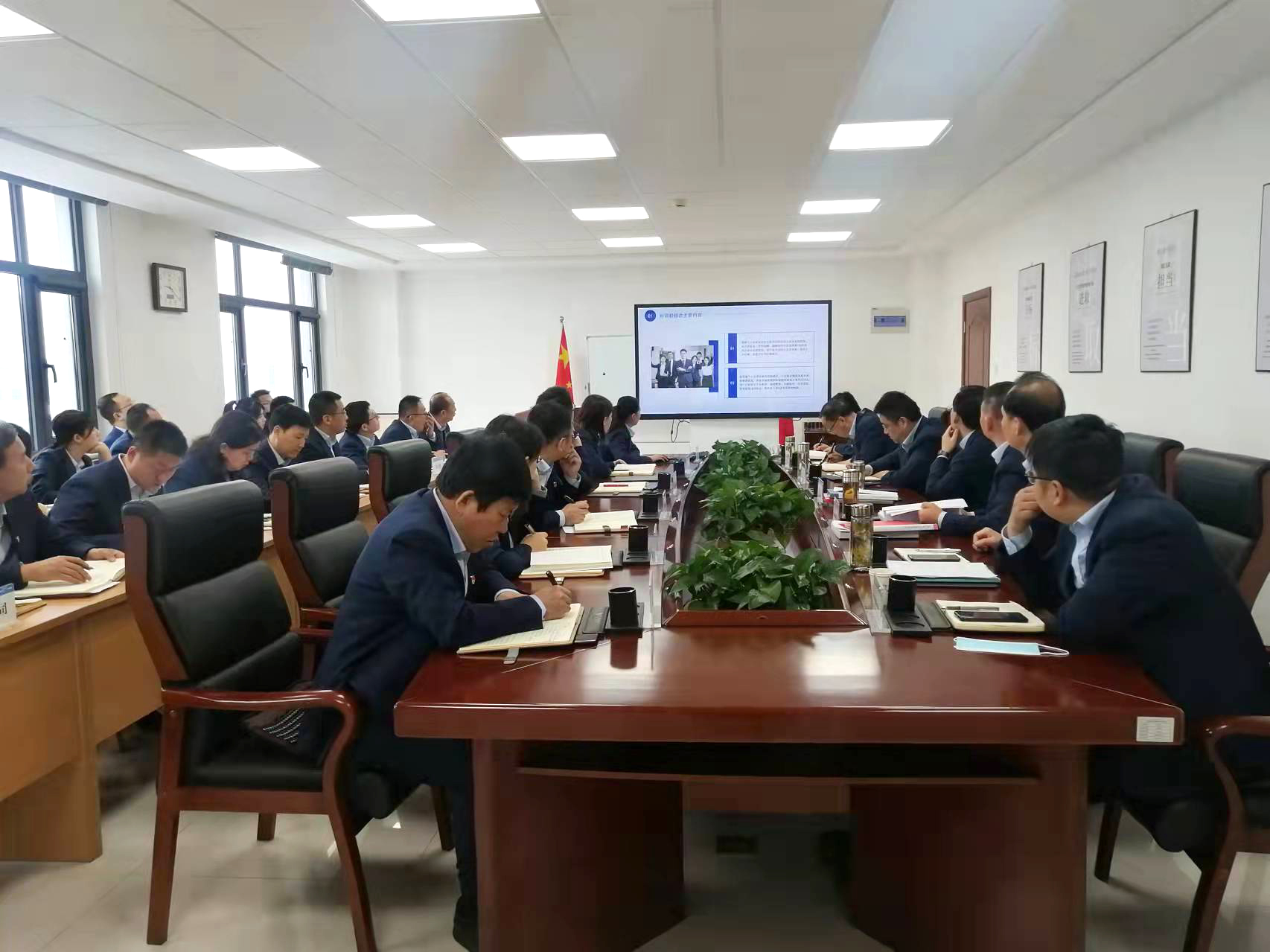 多宝网页版_多宝(中国)召开党委理论学习中心组集体学习会议(图2)