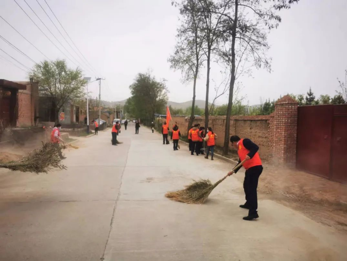 多宝网页版_多宝(中国)赴包抓共建村社开展卫生清扫志愿服务活动(图2)