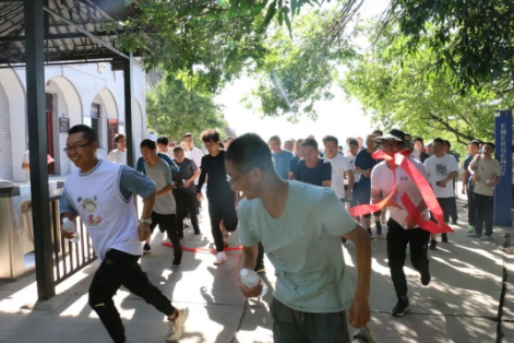 助力文旅市场 展示产投风采——多宝网页版_多宝(中国)组织开展员工登山比赛活动(图2)