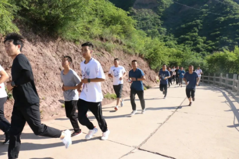 助力文旅市场 展示产投风采——多宝网页版_多宝(中国)组织开展员工登山比赛活动(图3)