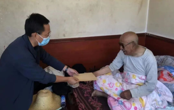 多宝网页版_多宝(中国)赴帮扶村对接工作并慰问困难党员(图2)
